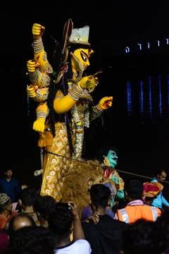 People immersing idol of Devi Durga in Ganga Foto stock