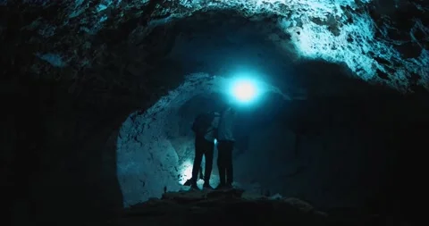 People inside a cave with flashlight 스톡 동영상 214523411