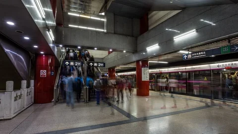 People inside one of Beijing subway station time lapse Vídeo Stock 119018712