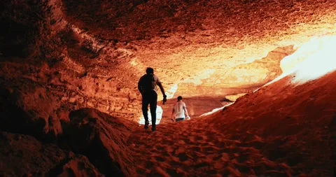 People inside a sandy cave 스톡 동영상 214523151