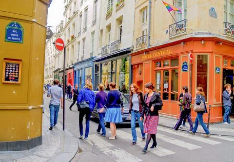 People at intersection of Paris Street Fotos de archivo