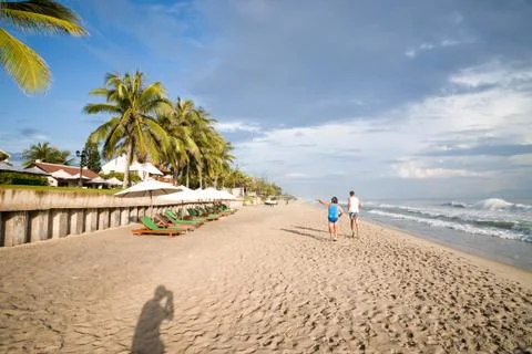 People jogging on the beach 库存照片