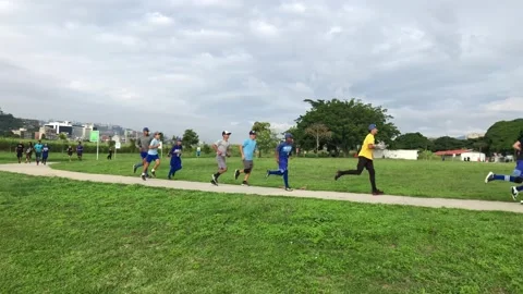 People jogging in the park 스톡 동영상 165424929