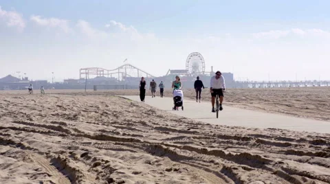 People jogging running bicycles sand beach ferris wheel Los Angeles California 스톡 동영상 44754047