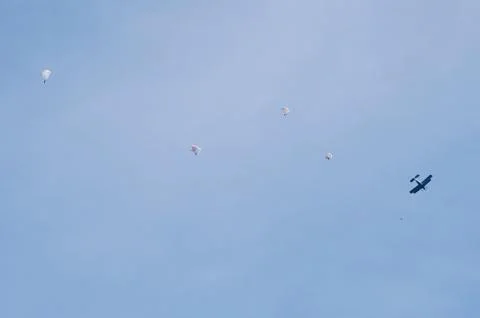 People jumping from plane Foto stock