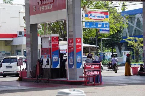 People keep on queue buy gasoline in Indonesian Stock Photos