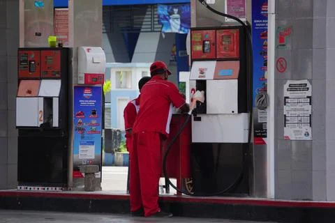 People keep on queue buy gasoline in Indonesian Foto stock