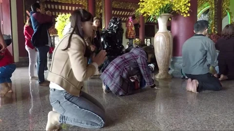 People kneel down and bow, Praying inside Buddhist temple, Da Nang, Vietnam Video stock 177763619