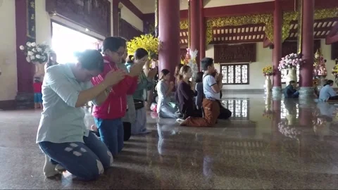 People on knees praying inside Buddhist Linh Ung Pagoda, Da Nang, Vietnam 库存影片 177458934
