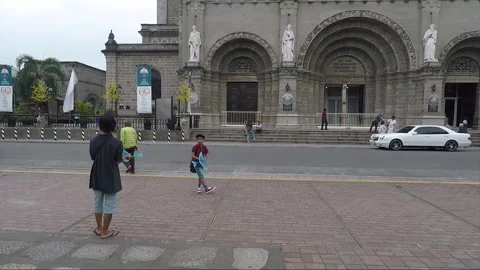 People launch Mechanical Flying Bird Toy, Square at Manila Cathedral, Intramuros 库存影片 204058347