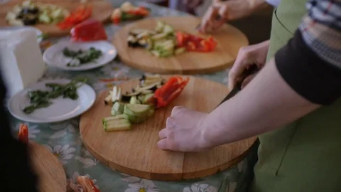 People learnin to cook at master class. Cutting vegetables Video stock 75379398