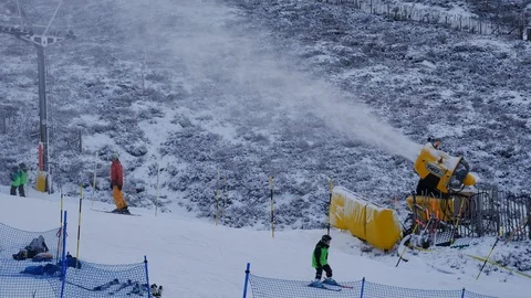 People learning skiing at Aviemore Ski Centre Scotland Stock-Footage 101374149
