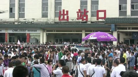 People leaving the train station through the main exit in Xian, China Vídeos de archivo 11024367