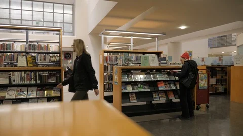 People In A Library Видео 121164792
