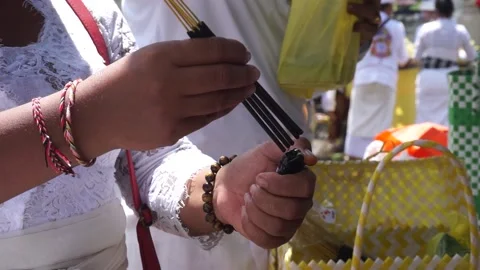 People light a bundle of incense at a Hindu temple in Bali. Video stock 196984980
