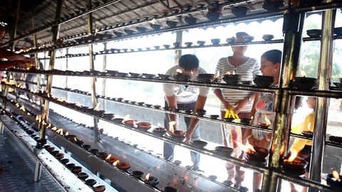 People lighting candles for prayers outside Temple of Tooth in Kandy, Sri Lanka Vídeo Stock 83623784