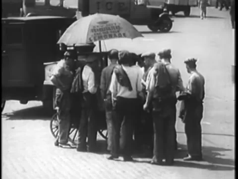 People lining up at lemonade stand in New York CIty Stock Footage 260250616