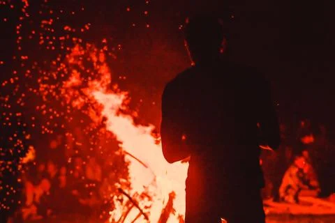 People look at the fire 库存照片
