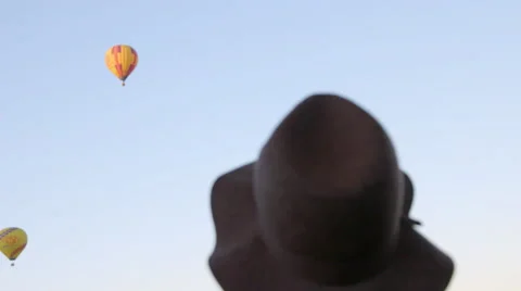 People look up at hot air balloon Video stock 59169310