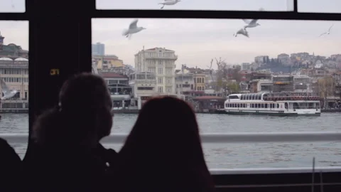 People look out the window of the ship. Tourists in the city on the sea walk. HD Vídeo Stock 100584535