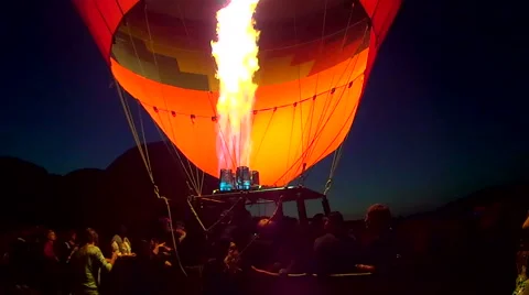 People looking at a balloon burner Video stock 40833150