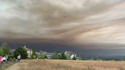 People looking at dark smoke clouds from Oregon wildfires in Portland. Видео 138917798