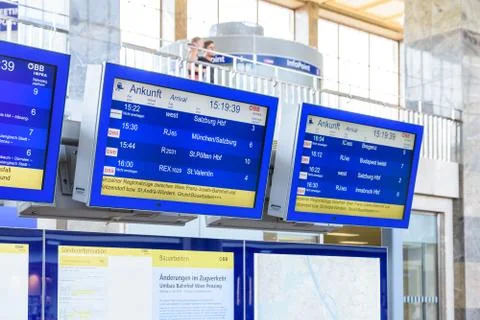 People Looking At Departure And Arrivals Screens In Wien Mitte Station Foto stock