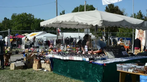 People looking for items on flearmarket 스톡 동영상 35831297