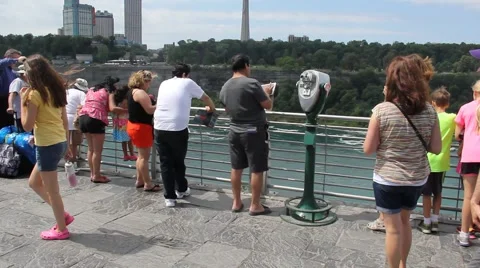 People looking over the railing at Niagara Falls Vídeo Stock 54117969