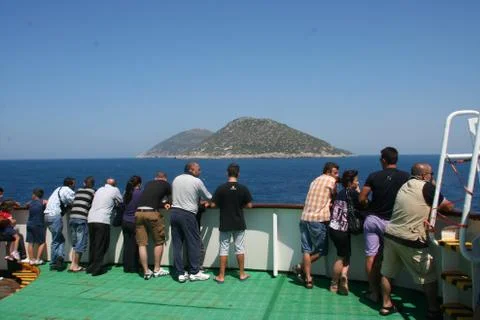 People looking at the ship 库存照片