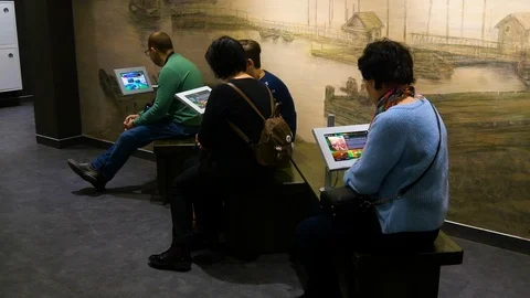 People looking into the tablet in the museum 스톡 동영상 119485302