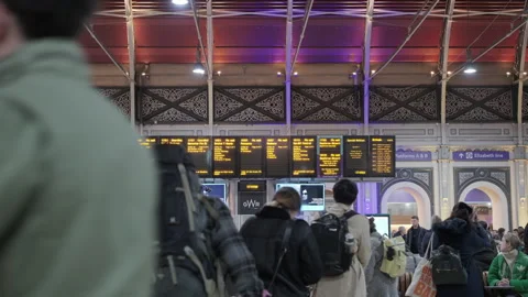 People looking for updates of train departure board at London Paddington station Video stock 260116306