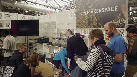 People at  the Maker space at Re:Publica internet conference in Berlin Vidéo 82535709