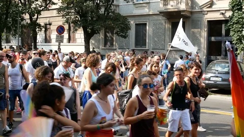 People march at Milano pride parade. Vidéo 79641834
