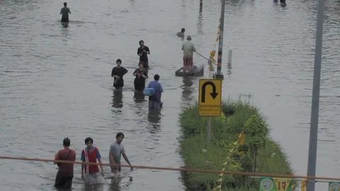 People migrate to safe area during a big flooding Stock Footage