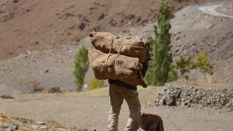 People in the mountain Vidéo 121963316