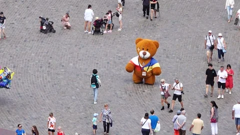 People move on Castle Square in the Old Town of Warsaw, Poland. time lapse Video stock 261378066