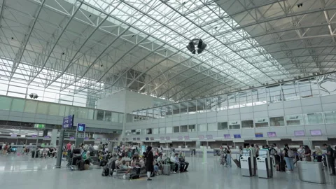 People moving through the check-in section at Terminal 2 of Frankfurt Airport. 库存影片 313833921