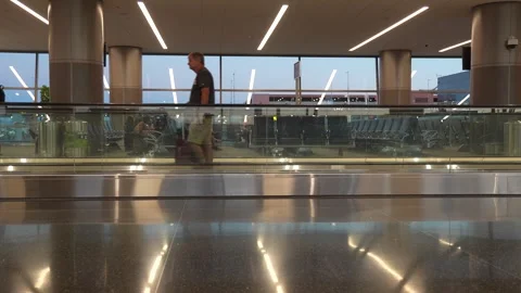 People on a moving walkway. Vídeos de archivo 316090907