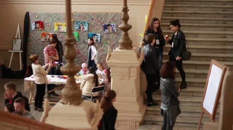 People in a museum hall 動画素材 62853548