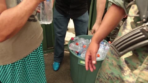 People in need being given water bottles after the 2016 Ecuador quake Vidéo 62832622