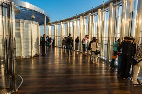 People at the observation deck of Burj al Khalifa Foto stock