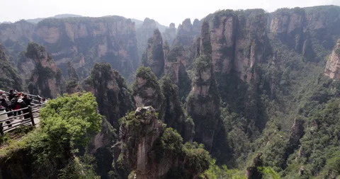 People observing the Wulingyuan Mountains from a viewpoint at sunny day 스톡 동영상 322097122