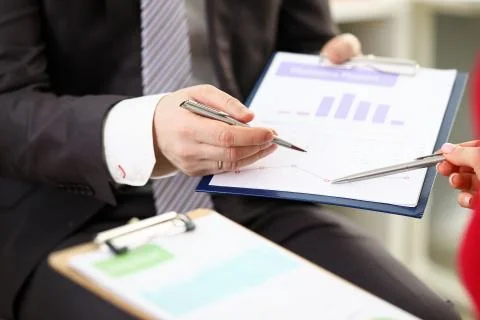 People office discuss data from statistical report Stock-Fotos
