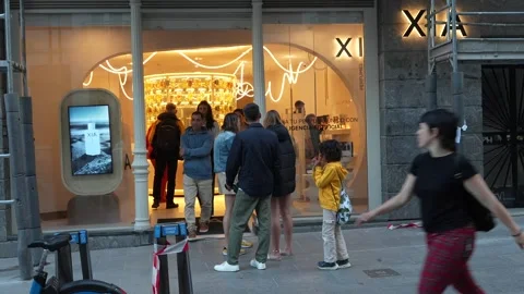 People outside perfume store in Madrid Stock-Footage 334331487