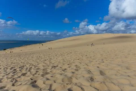 People paragliding at the Dune of Pilat Stock-Fotos