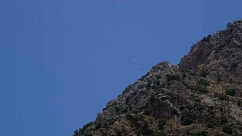 People paragliding from the side of the mountain Video stock 245805808