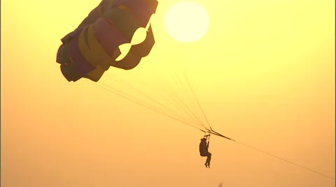 People parasailing at sunset. Vídeo Stock 46868975