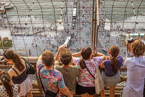 People at a Paris observation deck on August 11, 2026 Stock-Fotos
