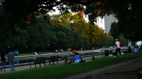 People in the Park Stockbeeldmateriaal 194163850